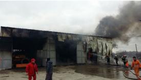 Incendiu puternic în Cobadin! Arde un garaj de 500 de mp plin cu utilaje și materiale inflamabile! (galerie foto+video)