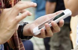 Indivizi reţinuţi de poliţişti pentru furtul a 150 de telefoane mobile 