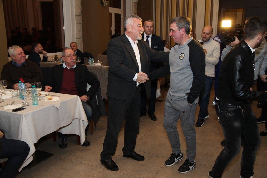 la petrecerea de final de an fc viitorul si a lansat imnul lupta si ntr o buna zi campioana tu vei fi