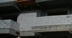 Pe strada Constantin Hurmuzache se ridică o vilă cu două etaje 