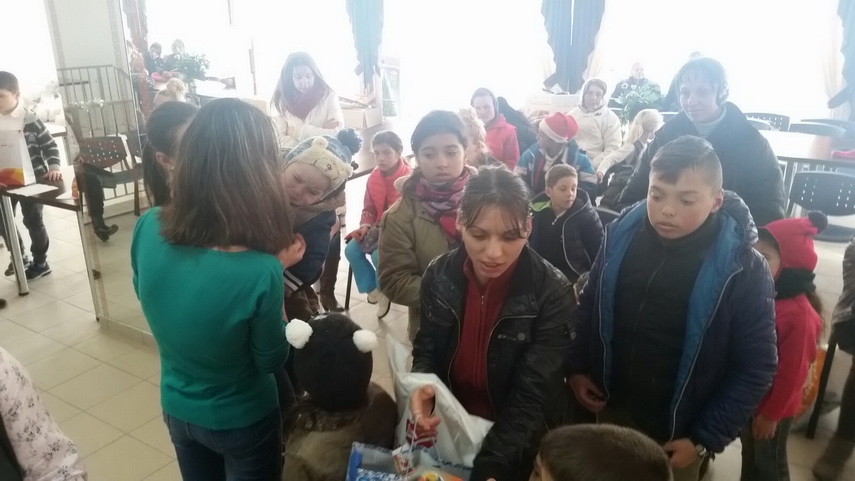 un strop de bucurie si fericire daruri de la rompetrol rafinare pentru 60 de copii din familii defavorizate