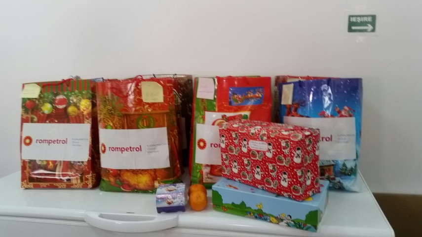 un strop de bucurie si fericire daruri de la rompetrol rafinare pentru 60 de copii din familii defavorizate