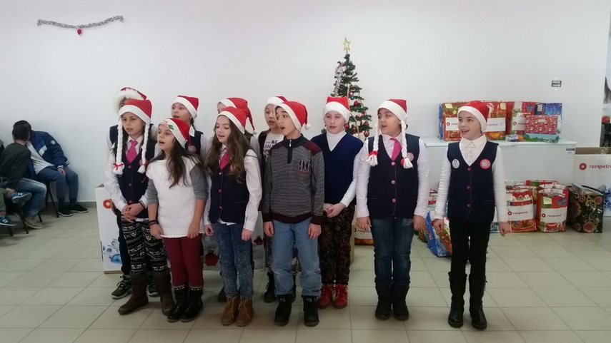 un strop de bucurie si fericire daruri de la rompetrol rafinare pentru 60 de copii din familii defavorizate