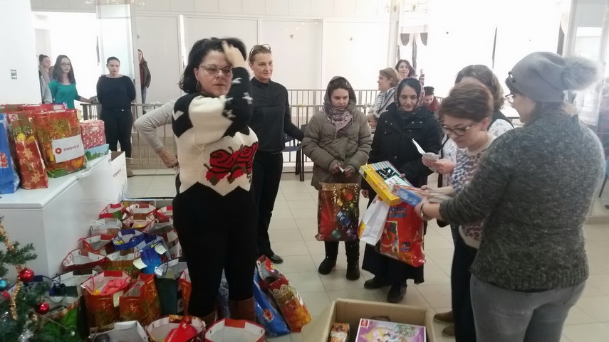 un strop de bucurie si fericire daruri de la rompetrol rafinare pentru 60 de copii din familii defavorizate