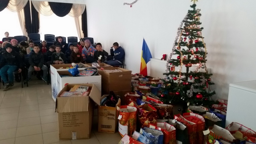 un strop de bucurie si fericire daruri de la rompetrol rafinare pentru 60 de copii din familii defavorizate