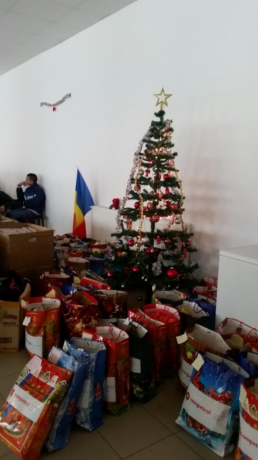 un strop de bucurie si fericire daruri de la rompetrol rafinare pentru 60 de copii din familii defavorizate