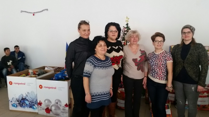 un strop de bucurie si fericire daruri de la rompetrol rafinare pentru 60 de copii din familii defavorizate