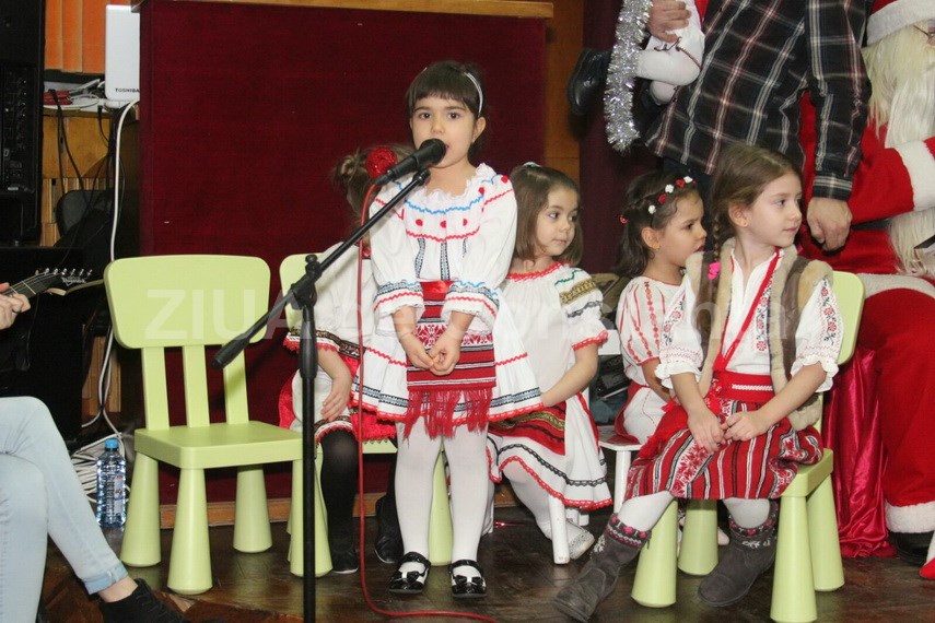 zambete voie buna si multe daruri mos craciun a ajuns la prichindeii de la baby genius constanta galerie