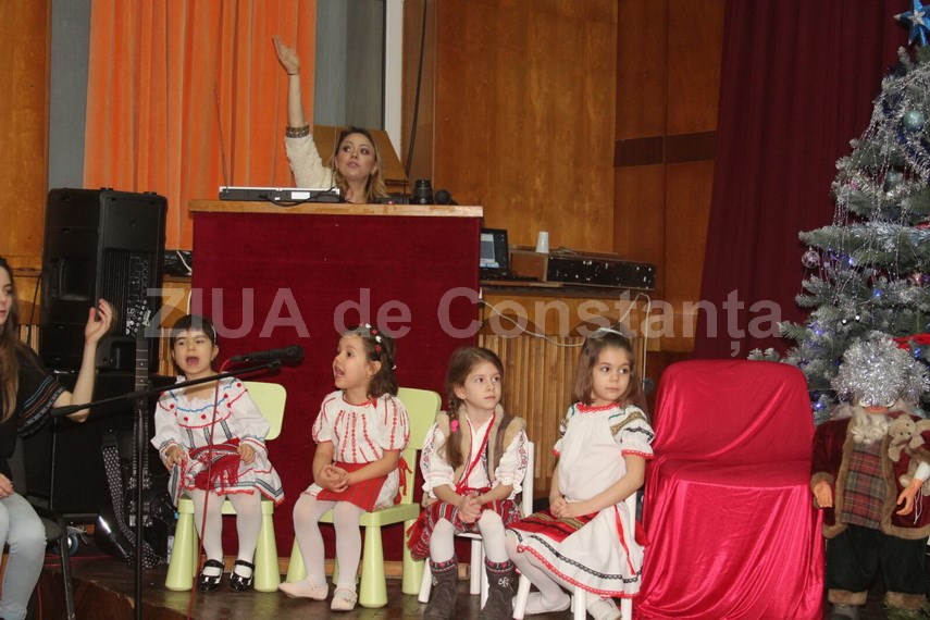 zambete voie buna si multe daruri mos craciun a ajuns la prichindeii de la baby genius constanta galerie