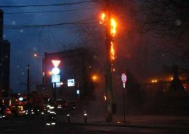 Stâlp de iluminat din Albeşti, în flăcări! Pompierii intervin