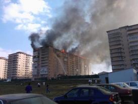 Acoperişul unui bloc din Târgu Jiu, cuprins de flăcări. Locatarii, evacuaţi în Ajunul Crăciunului 