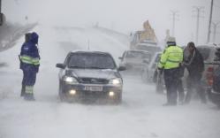 Atenţie, şoferi! Se circulă în condiţii de iarnă pe A1 Sibiu-Deva şi A3 Turda-Gilău. Sfaturile poliţiştilor