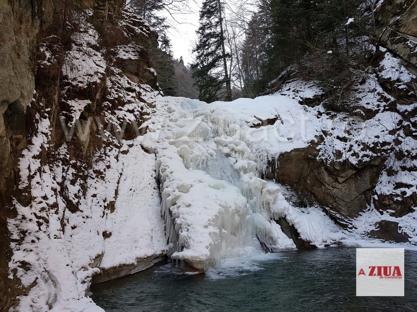 fotoreportaj cascada pruncea casoca din buzau atinsa de gerul iernii peisaj de poveste 619604