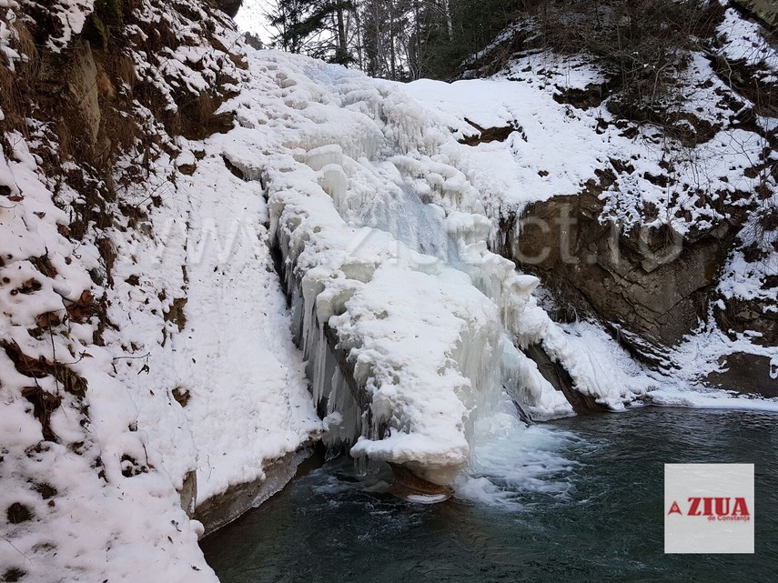 fotoreportaj cascada pruncea casoca din buzau atinsa de gerul iernii peisaj de poveste 619604