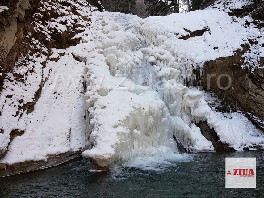 fotoreportaj cascada pruncea casoca din buzau atinsa de gerul iernii peisaj de poveste 619604