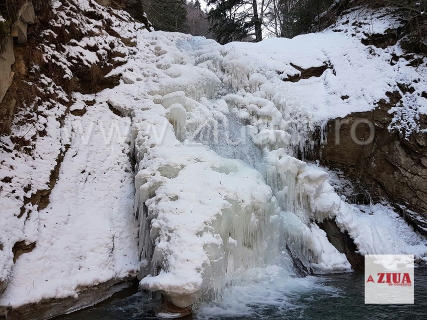 fotoreportaj cascada pruncea casoca din buzau atinsa de gerul iernii peisaj de poveste 619604