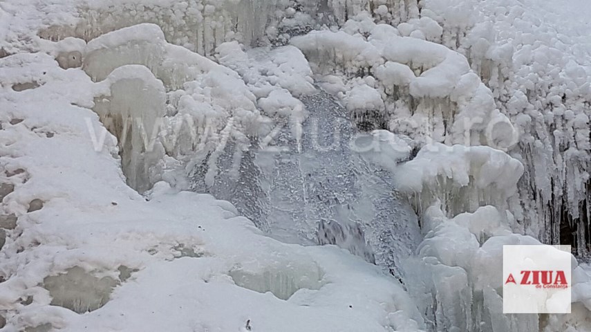 fotoreportaj cascada pruncea casoca din buzau atinsa de gerul iernii peisaj de poveste 619604