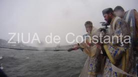 IPS Teodosie oficiază slujba de Bobotează. Cele trei cruci au fost aruncate în mare (galerie foto)  