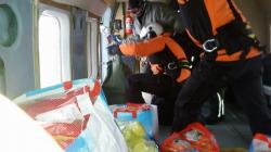 Un elicopter MAI a transportat alimente pentru echipajul unei barje imobilizate pe Dunăre (galerie foto+video) 