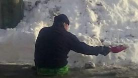 Lecție de viață Un bărbat fără picioare a ieşit la deszăpezit (galerie foto)