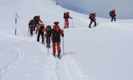 Sapte persoane care s-au rătăcit pe munte, recuperate de salvamontiști după 12 ore