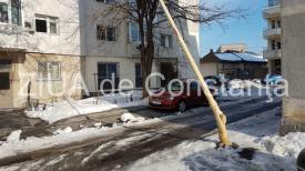 Atenție constănțeni! Un stâlp stă să cadă în zona Balada! (galerie foto+video) 