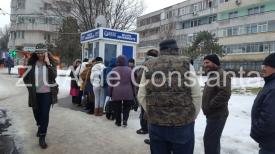 Coloane de mașini și coadă la casele de bilete RATC, pe bulevardul Tomis (galerie foto)