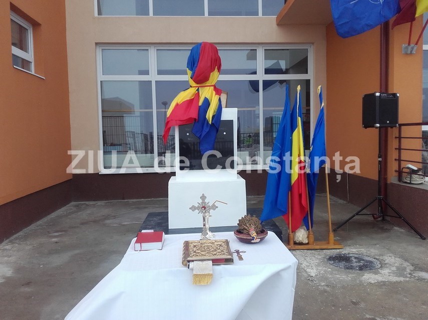 au sarbatorit 167 de ani de la nasterea lui eminescu in campusul scolar din cumpana a fost dezvelit bustul