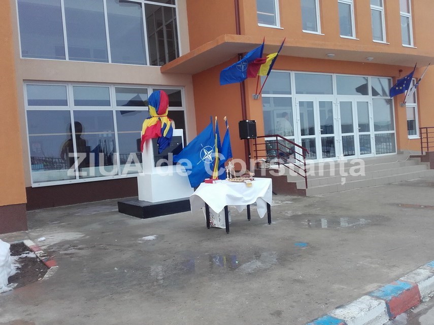 au sarbatorit 167 de ani de la nasterea lui eminescu in campusul scolar din cumpana a fost dezvelit bustul