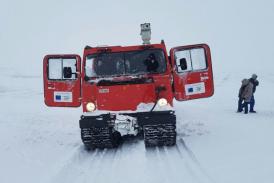 Profesorii navetişti din Independenţa şi Dumbrăveni vor ajunge la ore cu şenilata