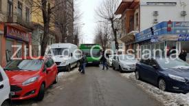Trafic blocat pe strada Răscoalei 1907 din Constanța din cauza unei mașini parcate necorespunzător (galerie foto+video) 