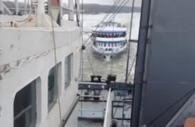 Intervenţie dificilă pe Dunăre. Navă de pasageri prinsă între sloiurile de gheaţă 