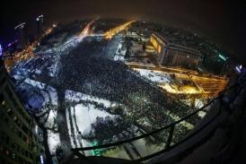 A început protestul. Zeci de oameni strigă în stradă că „statul de drept nu se negociază\