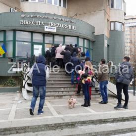 Constanţa. Sistemul Trezoreriei nu a funcţionat. Oamenii au aşteptat la coadă