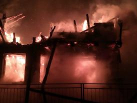 Intervenţie la incendiu de patru ore. O casă a ars complet (galerie foto)