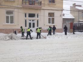 Se acţionează cu utilaje și lucrători pentru înlăturarea zăpezii și combaterea poleiului pe străzile municipiului 