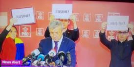 UPDATE 1 Florin Iordache s-a oprit din declarații din cauza unor protestatari care s-au plasat cu pancarte în spatele său (video)   