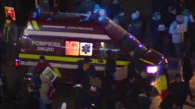 Tânără preluată cu ambulanţa din mijlocul protestarilor din Piaţa Victoriei 