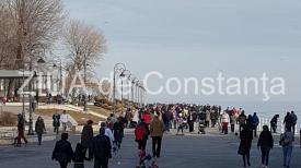 Un număr impresionant de oameni la Cazino. După plimbare, proteste (fotoreportaj+video)