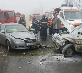 Accident grav lângă Tulcea. Coliziune puternică între o autospecială a Poliţiei şi un Audi (galerie foto)       