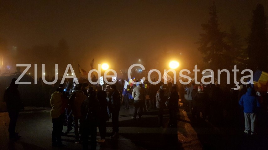 ziua 8 live text aproximativ 200 de manifestanti printre care si o persoana cu dizablitati constanta