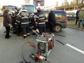 Accident rutier pe bulevardul Mamaia. Persoană încarcerată (video)