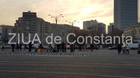 Protest inedit la Guvern. „Primăvara cu flori”, în Piaţa Victoriei    