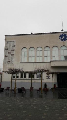 UPDATE. Un bărbat a amenţinat că îşi dă foc pe clădirea Primăriei Cernavodă. Ulterior, a renunţat la acest gest 