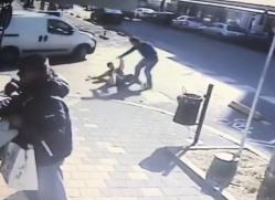 Imagini şocante. Conflictul din faţa magazinului Dovi, surprins pe camerele de supraveghere (video)   