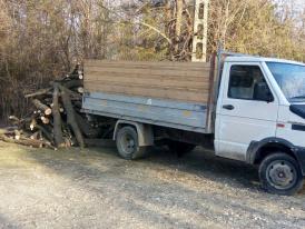 Transporta lemne pentru a le vinde. Deoarece nu avea acte de proveniență, a fost sancționat