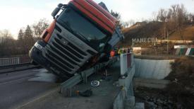UPDATE. Incredibil. Un şofer a scăpat dintr-un accident teribil. Maşina lui a fost strivită de un tir (galerie foto)    