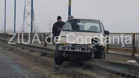 Un Matiz a fost aruncat peste balustrada Podului de la Ovidiu. Imagini de la eveniment! (galerie foto+video)