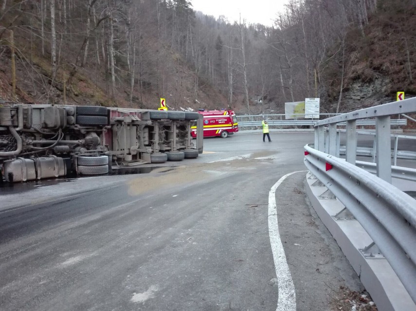 cascadorie in trafic pe dn1a traficul blocat de un tir rasturnat 625275