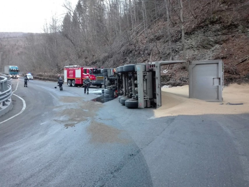 cascadorie in trafic pe dn1a traficul blocat de un tir rasturnat 625275
